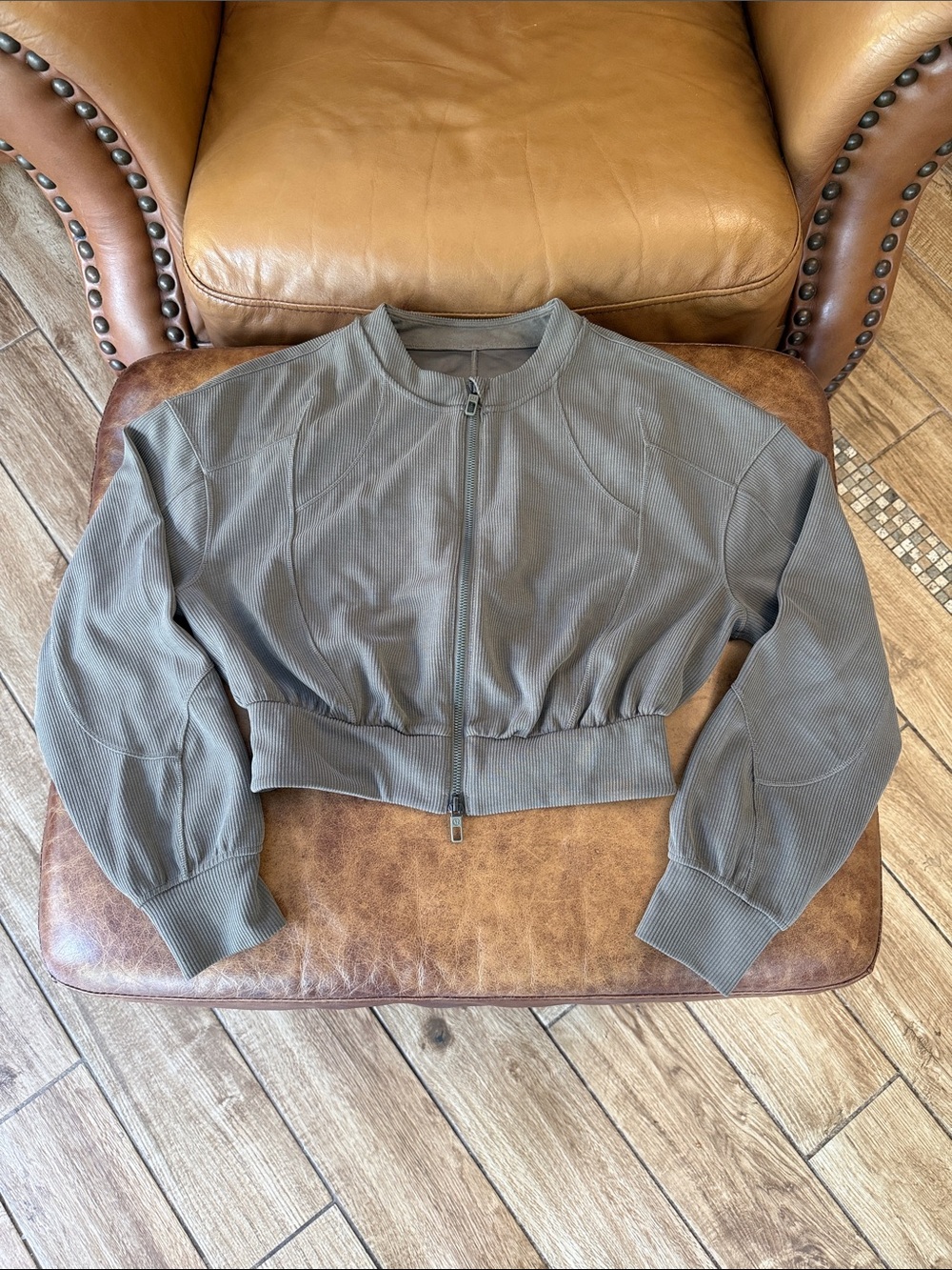 Lululemon Ribbed Softstreme Cropped Full Zip Jacket Sz 6 Nomad 714 - Picture 2 of 7